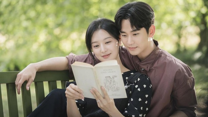 Deretan drama Korea (drakor) bergenre romantis menghiasi tahun 2024. Beberapa di antaranya bahkan sudah ditonton banyak orang dan memperoleh rating tinggi. Sebagian drama romansa ini juga masih tayang atau on going dan lainnya telah dijadwalkan akan hadir. Kalau kamu minat nonton drakor romantis terbaru di 2024, temukan daftar dramanya di bawah ini.