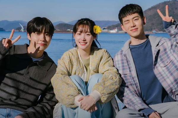 Family by Choice yang kini sedang ramai diperbincangkan merupakan remake drama China berjudul Go Ahead (2020). Drama ini mengisahkan kehidupan tiga orang yang saling terhubung, meski tanpa ikatan darah. Ketiganya bertemu saat kecil hingga menjadi akrab selayaknya keluarga.