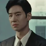 Jika kamu penggemar drama Korea bertema detektif dan kriminal, Chief Detective 1958 bisa menjadi pilihan terbaik di tahun 2024. Drama ini menghadirkan perpaduan aksi, ketegangan, dan misteri yang dikemas apik oleh sutradara Kim Seong-hoon serta penulis Kim Young-shin.