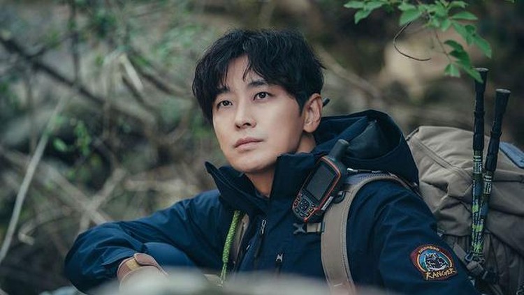 Ju Ji Hoon adalah aktor Korea yang aktif menghiasi layar kaca maupun layar lebar. Deretan film dan drama Korea Ju Ji Hoon punya kisah menarik yang bisa dijadikan daftar tontonan Bunda sehari-hari.